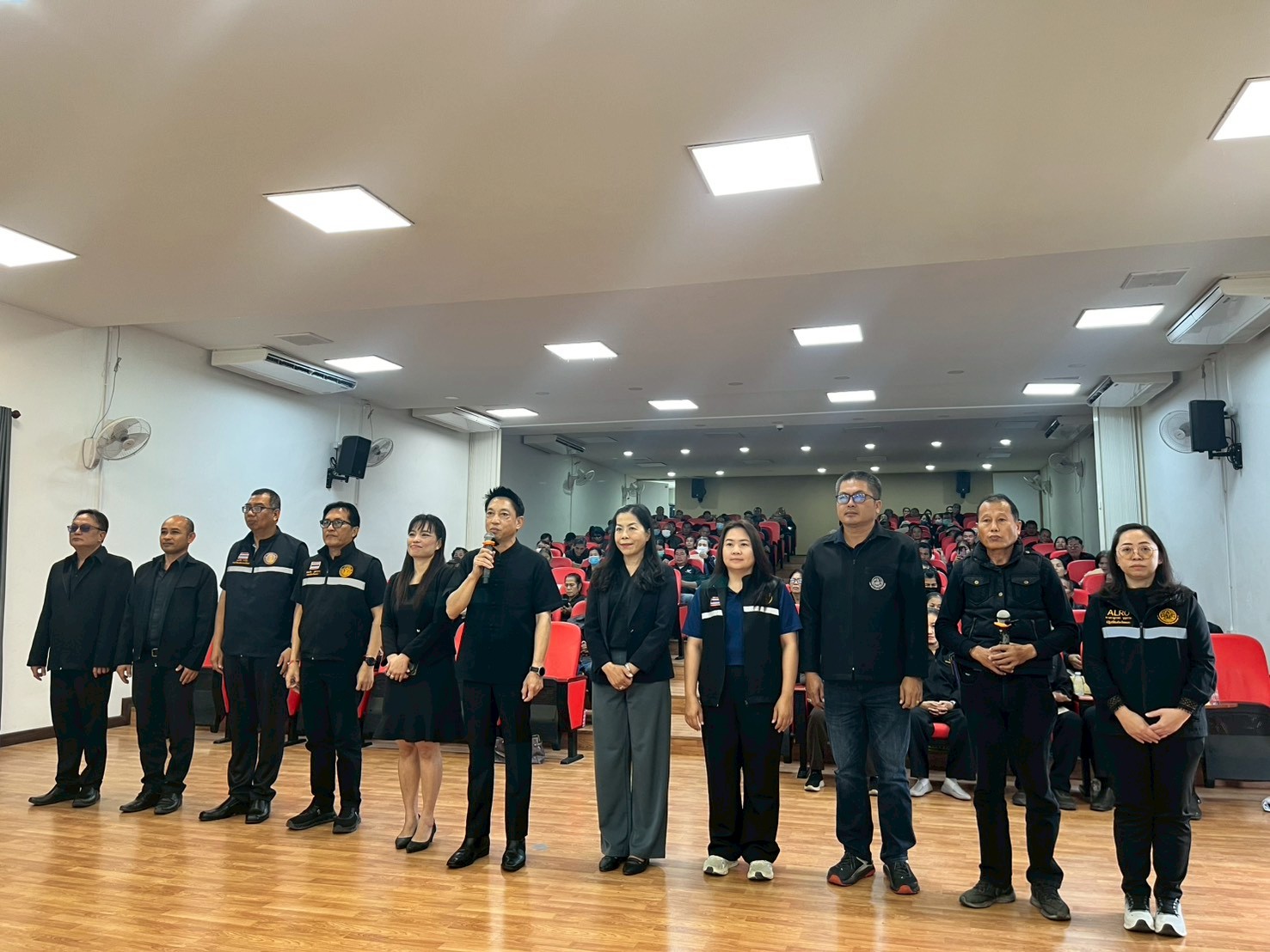 title - วันอาทิตย์ที่ 14 ธันวาคม 2568  นางสาวสุภาพร บุญธรรม ปฏิรูปที่ดินจังหวัดพะเยา พร้อมด้วยให้เจ้าหน้าที่สำนักงานการปฏิรูปที่ดินจังหวัดพะเยา ร่วมจัดโครงการรณรงค์หยุดเผาในเขตปฏิรูปที่ดิน “ฮักบ้านเฮา หยุดเผากันเน้อ” พร้อมเชื่อมโยงกิจกรรมร่วมกับ ส.ป.ก.จังหวัดภาคเหนือ 16 จังหวัด ผ่านระบบออนไลน์ ณ ห้องมินิเธียเตอร์ โรงเรียนราชประชานุเคราะห์ 24 จังหวัดพะเยา